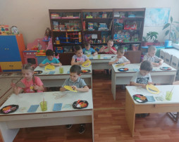 Корзинка из картонной заготовки и пряжи Корзинка из картонной заготовки и пряжи.