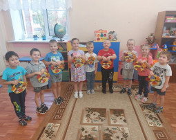 Корзинка из картонной заготовки и пряжи Корзинка из картонной заготовки и пряжи.